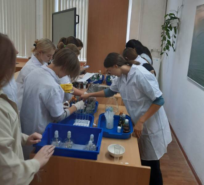 На базе центра «Точка роста» прошли внеурочные лабораторные занятия по химии на тему «Химические свойства кислот».