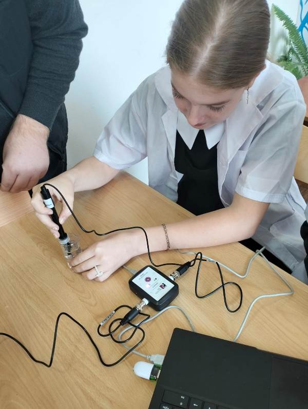 на базе центра «Точка роста» прошли практические занятия для учащихся 7-х классов «Кровь, ее состав, свойства и функции», на котором дети изучили клетки крови человека и лягушки.